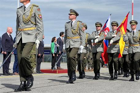 La ministra de Defensa, Margarita Robles, pasa revista a las tropas junto a su homólogo eslovaco, Robert Kalinak.