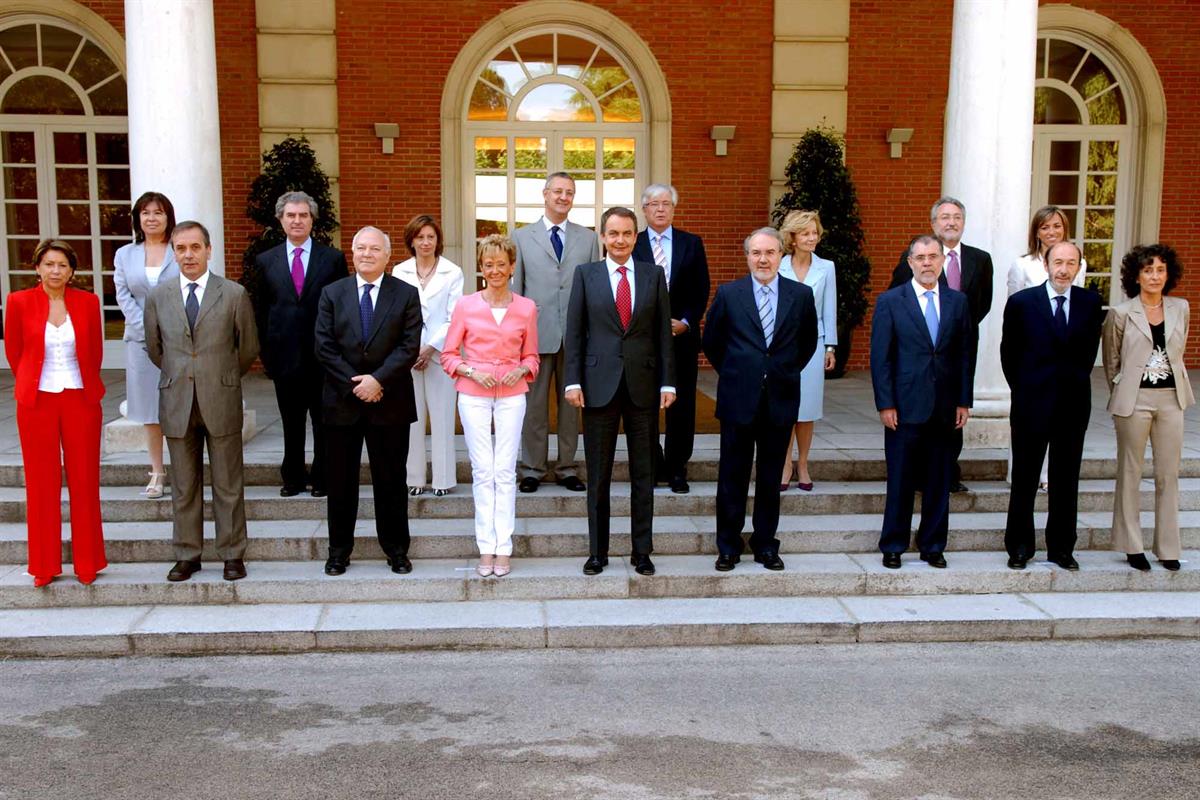 20/07/2007. Foto de familia del Gobierno de José Luis Rodríguez Zapatero, tras la remodelación anunciada el 6 de julio de 2007