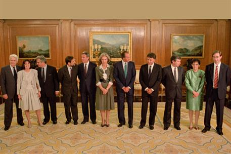 12/07/1988. Gabinete de julio de 1988 a diciembre de 1989. Los Reyes, con el presidente del Gobierno y los nuevos ministros.