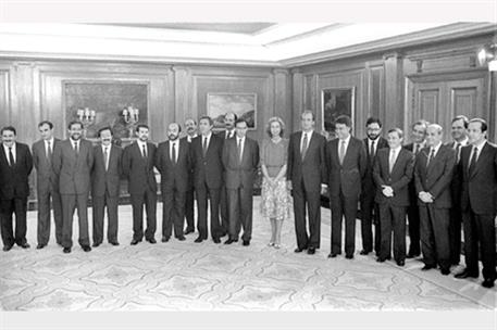 26/07/1986. Gabinete de julio de 1986 a julio de 1988. El nuevo Gobierno, junto a los Reyes tras prometer sus cargos el vicepresidente y los minist...
