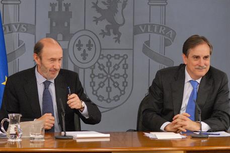 10/06/2011. Consejo de Ministros: Alfredo Pérez Rubalcaba y Valeriano Gómez. El vicepresidente primero, ministro del Interior y portavoz del...