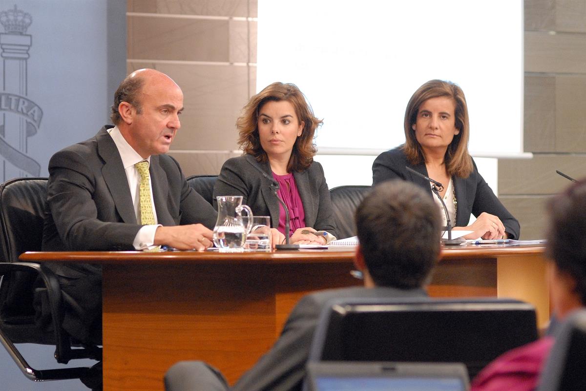 27/04/2012. Consejo de Ministros: Soraya Sáenz, Báñez y De Guindos. La vicepresidenta del Gobierno, ministra de la Presidencia y Portavoz, S...