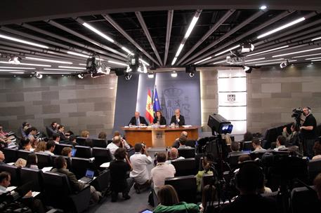 13/07/2012. Consejo de Ministros: Sáenz de Santamaría, Montoro y De Guindos. La vicepresidenta, ministra de la Presidencia y Portavoz, Soray...