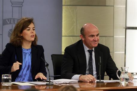 28/11/2014. Consejo de Ministros: Sáenz de Santamaría y de Guindos. La vicepresidenta del Gobierno, ministra de la Presidencia y portavoz de...