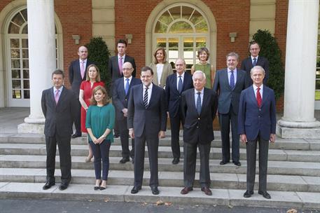 3/07/2015. Foto de familia del nuevo Ejecutivo de Mariano Rajoy. El presidente del Gobierno, Mariano Rajoy, posa en La Moncloa junto a la vi...