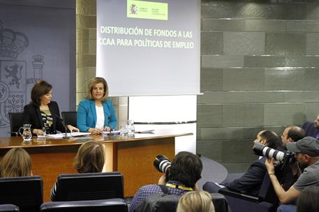 13/11/2015. Consejo de Ministros: Sáenz de Santamaría y Báñez. La vicepresidenta del Gobierno, Soraya Sáenz de Santamaría, junto a la minist...