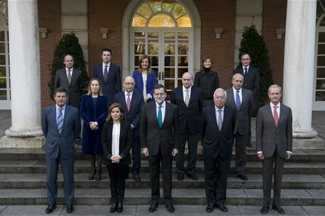 16/01/2015. Foto de familia del nuevo Gobierno de Mariano Rajoy. El Gabinete al completo ha posado para la tradicional fotografía de familia...