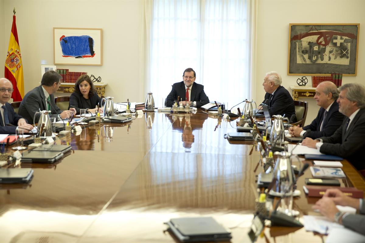 26/10/2015. Rajoy preside la reunión extraordinaria del Consejo de Ministros. El presidente del Gobierno, Mariano Rajoy, preside la reunión ...