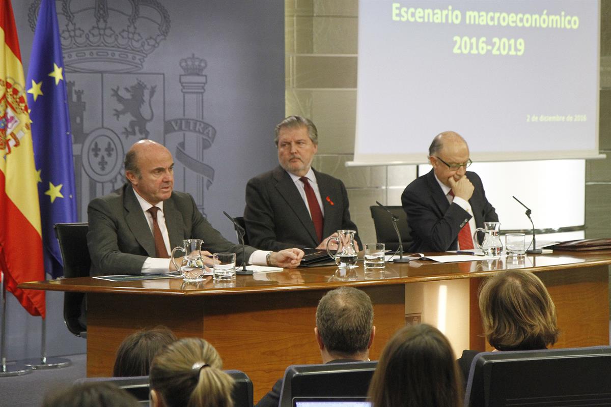 2/12/2016. Consejo de Ministros: Méndez de Vigo, Montoro y De Guindos. El ministro de Educación, Cultura y Deporte y portavoz del Gobierno, ...