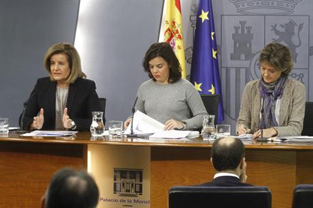 8/01/2016. Consejo de Ministros: Sáenz de Santamaría, Báñez y Tejerina. La vicepresidenta del Gobierno, Soraya Sáenz de Santamaría, junto a ...