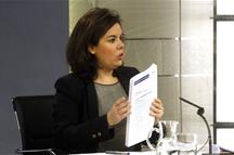 La vicepresidenta del Gobierno, Soraya Sáenz de Santamaría, en rueda de prensa tras el Consejo de Ministros (Foto: Pool Moncloa)