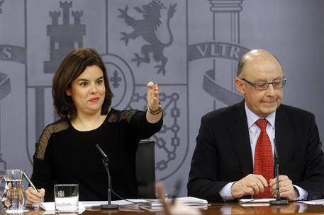 18/03/2016. Consejo de Ministros: Sáenz de Santamaría y Montoro. La vicepresidenta del Gobierno en funciones, Soraya Sáenz de Santamaría, y ...