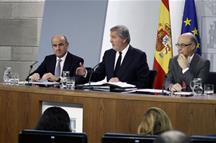 Los ministros Luis de Guindos, Íñigo Méndez de Vigo y Cristóbal Montoro.