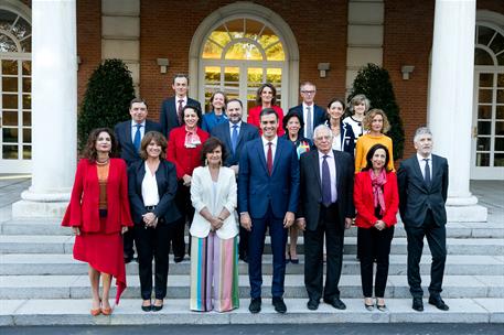 5/10/2018. Gobierno de Pedro Sánchez. Foto de familia del presidente del Gobierno, Pedro Sánchez, con las ministras y ministros de su Gabinete.