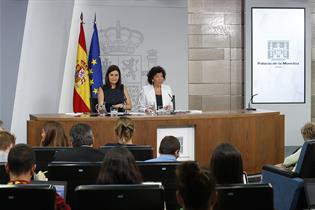 La ministra de Sanidad, Consumo y Bienestar Social, Carmen Montón, y la portavoz del Gobierno, Isabel Celaá