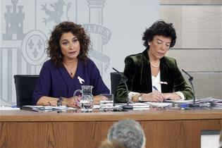 La ministra de Hacienda, María Jesús Montero, y la ministra de Educación y FP y portavoz del Gobierno, Isabel Celaá