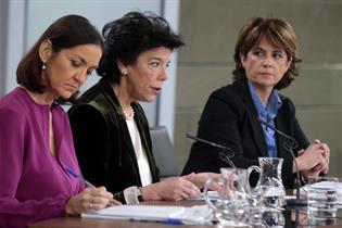 Reyes Maroto, Isabel Celaá y Dolores Delgado durante la rueda de prensa posterior al Consejo