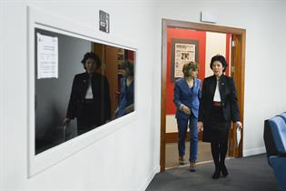 Carcedo y Celaá entrando en la sala de prensa tras el Consejo de Ministros