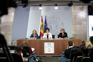 Las ministras Celaá, Carcedo y Calviño, durante la rueda de prensa