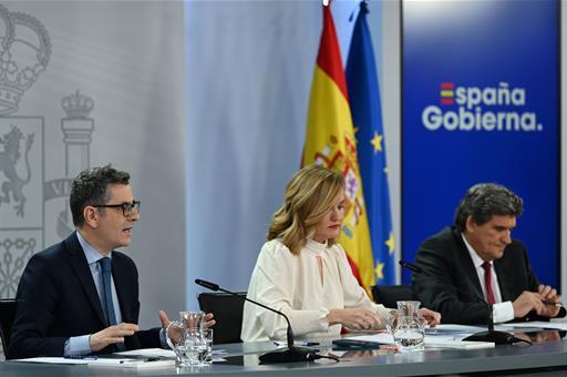 El ministro Félix Bolaños, la ministra Pilar Alegría y el ministro José Luis Escrivá durante la rueda de prensa