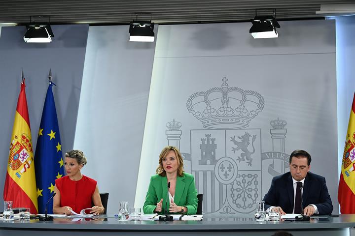 21/05/2024. Rueda de prensa tras el Consejo de Ministros: Pilar Alegría, Yolanda Díaz y José Manuel Albares. La ministra de Educación, Forma...
