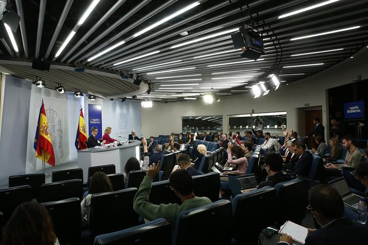 Pilar Alegría y Félix Bolaños en la rueda de prensa tras el Consejo de Ministros.