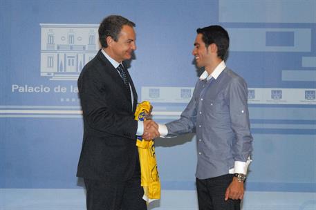 26/07/2010. Recepción al vigente ganador del Tour de Francia, Alberto Contador. El Presidente del Gobierno, José Luis Rodríguez Zapatero, y ...