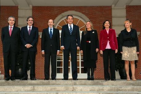 22/10/2010. El presidente, junto con los nuevos ministros del Gobierno. El presidente del Gobierno, José Luis Rodríguez Zapatero, junto con ...
