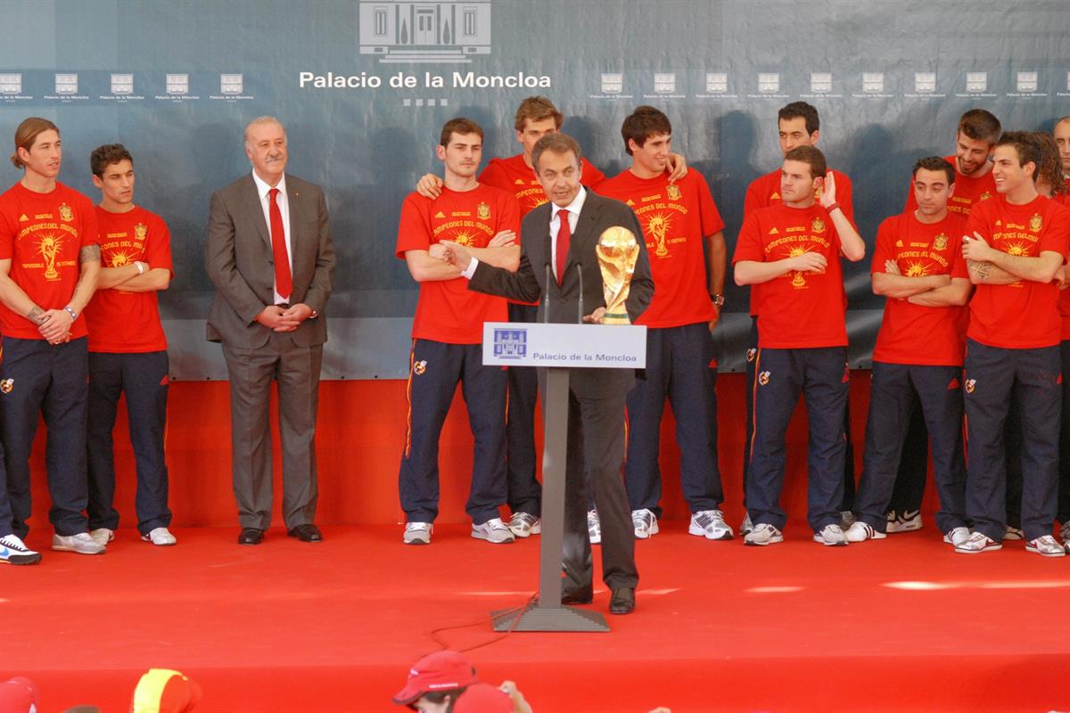 12/07/2010. Visita de la Selección Española de Fútbol al Palacio de La Moncloa. José Luis Rodríguez Zapatero, con los jugadores de la Selecc...