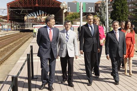 2/08/2010. Visita del Presidente a las obras de la estación del AVE de León. El Presidente del Gobierno, José Luis Rodríguez Zapatero, en un...