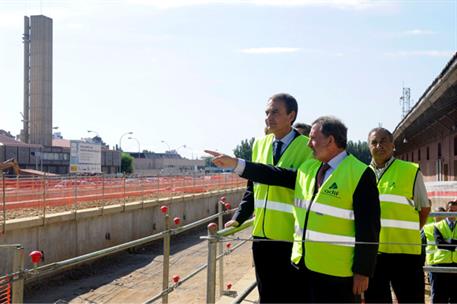 2/08/2010. Visita del Presidente a las obras de la estación del AVE de León. El Presidente del Gobierno, José Luis Rodríguez Zapatero, en un...