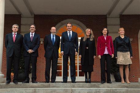 22/10/2010. El presidente, junto con los nuevos ministros del Gobierno. El presidente del Gobierno, José Luis Rodríguez Zapatero, junto con ...
