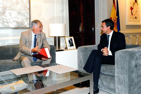 12/09/2011. Encuentro del presidente con el fiscal general del Estado. El presidente del Gobierno, José Luis Rodríguez Zapatero, junto al fi...