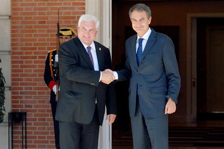 11/07/2011. El presidente del Gobierno recibe al presidente de Panamá. El presidente del Gobierno, José Luis Rodríguez Zapatero, saluda al p...