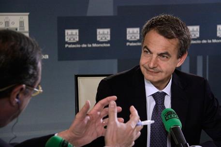 4/01/2011. Entrevista del presidente del Gobierno a Onda Cero. El presidente del Gobierno, José Luis Rodríguez Zapatero, durante un momento ...