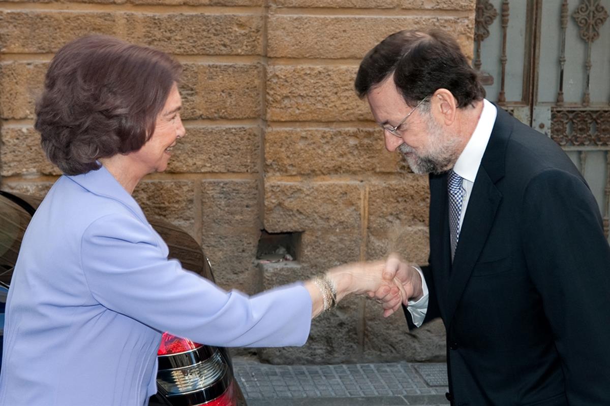 19/03/2012. El presidente asiste al bicentenario de la Constitución. El presidente del Gobierno, Mariano Rajoy, saluda a Su Majestad la Rein...