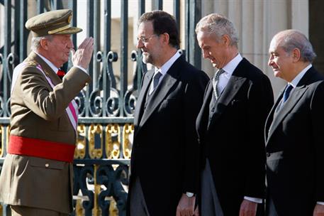 6/01/2012. El presidente asiste a la celebración de la Pascua Militar. El presidente del Gobierno, Mariano Rajoy, saluda a Su Majestad el Re...