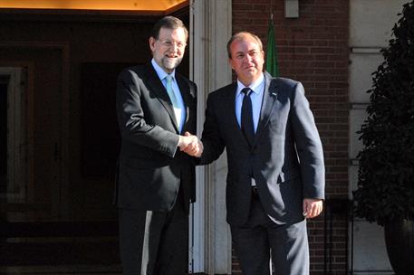 28/02/2012. El presidente recibe al presidente de Extremadura. El presidente del Gobierno, Mariano Rajoy, saluda al presidente de la Comunid...