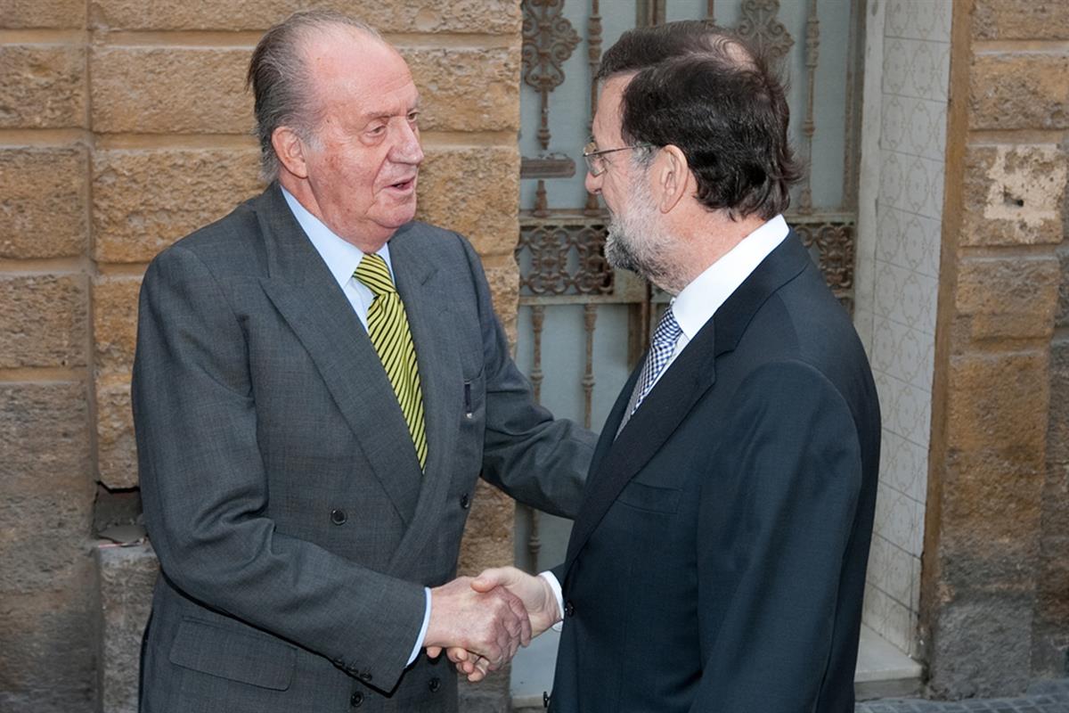 19/03/2012. El presidente asiste al bicentenario de la Constitución. El presidente del Gobierno, Mariano Rajoy, saluda a Su Majestad El Rey ...
