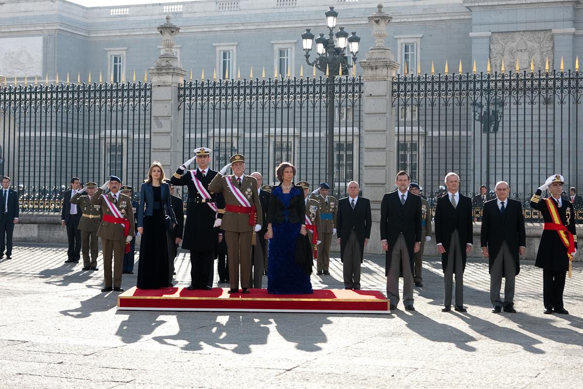 6/01/2012. El presidente asiste a la celebración de la Pascua Militar. El presidente del Gobierno, Mariano Rajoy, junto a Sus Majestades los...