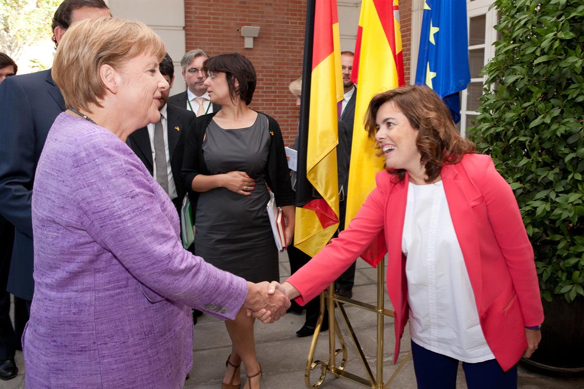 6/09/2012. Encuentro Empresarial hispano-alemán en La Moncloa. La canciller alemana, Angela Merkel, saluda a la vicepresidenta del Gobierno,...