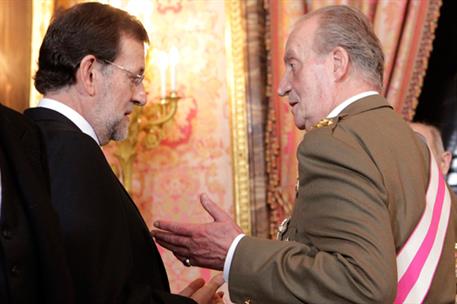 6/01/2012. El presidente asiste a la celebración de la Pascua Militar. El presidente del Gobierno, Mariano Rajoy, conversa con Su Majestad e...