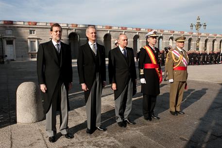6/01/2012. El presidente asiste a la celebración de la Pascua Militar. El presidente del Gobierno, Mariano Rajoy, saluda a Su Majestad El Re...