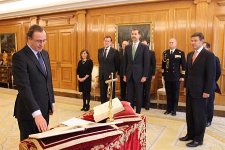3/12/2014. The new Minister for Health, Social Services and Equality, Alfonso Alonso, takes the oath before His Majesty the King of Spain