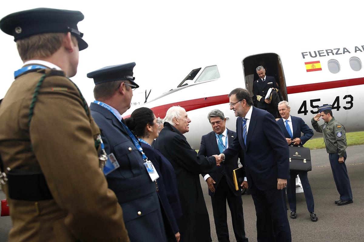 4/09/2014. Rajoy asiste a la Cumbre de la OTAN. El presidente del Gobierno, Mariano Rajoy, a su llegada al aeropuerto de Cardiff (Reino Unid...