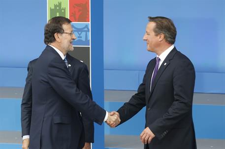 4/09/2014. Rajoy asiste a la Cumbre de la OTAN. El presidente del Gobierno, Mariano Rajoy, saluda al primer ministro británico, David Camero...