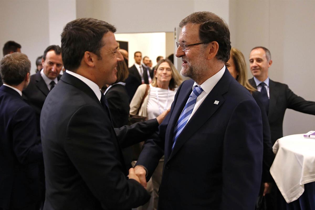 8/10/2014. Rajoy y Matteo Renzi, presidente del Consejo de Ministros de Italia.. El presidente del Gobierno, Mariano Rajoy, saluda al presid...