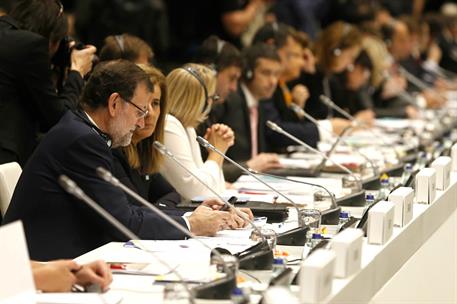 8/10/2014. Rajoy participa en la Cumbre de la UE sobre empleo juvenil. El presidente del Gobierno, Mariano Rajoy, con la ministra de Empleo ...