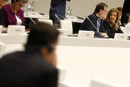 8/10/2014. Rajoy participa en la Cumbre de la UE sobre empleo juvenil. El presidente del Gobierno, Mariano Rajoy, con la ministra de Empleo ...