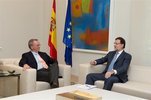 Mariano Rajoy conversa con el presidente de Google (Foto: Pool Moncloa)